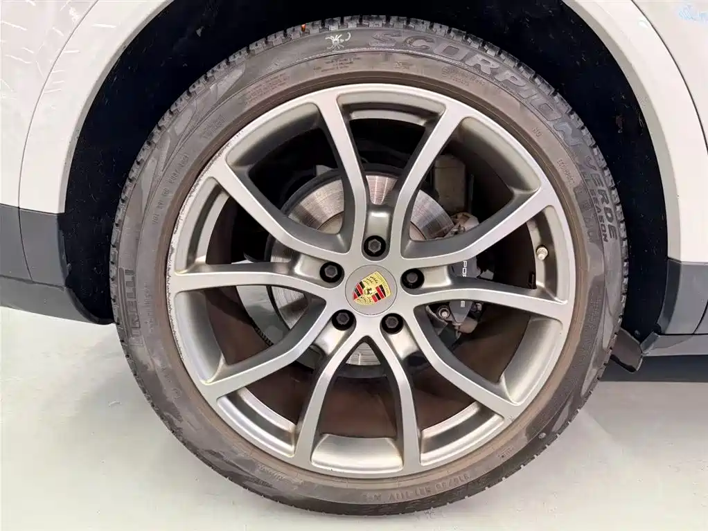 Porsche Cayenne Hybrid 2022 — фото 16