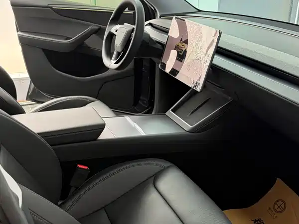 Tesla Model Y 2025
