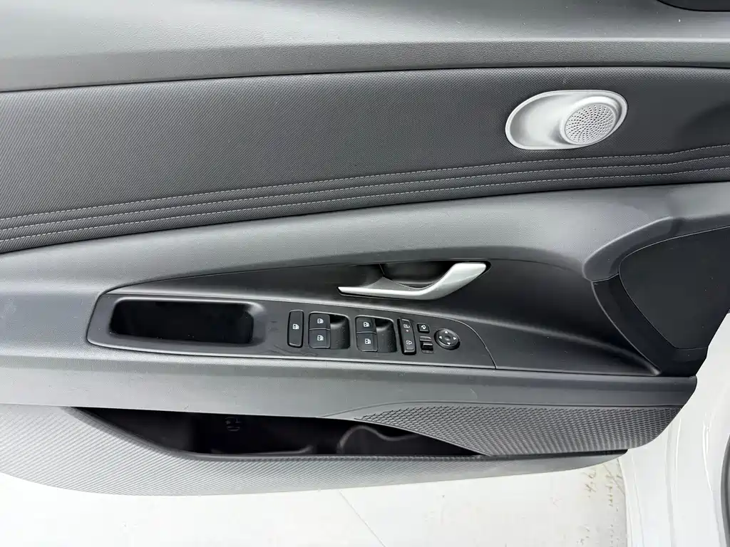 Hyundai Elantra 2023 — фото 11