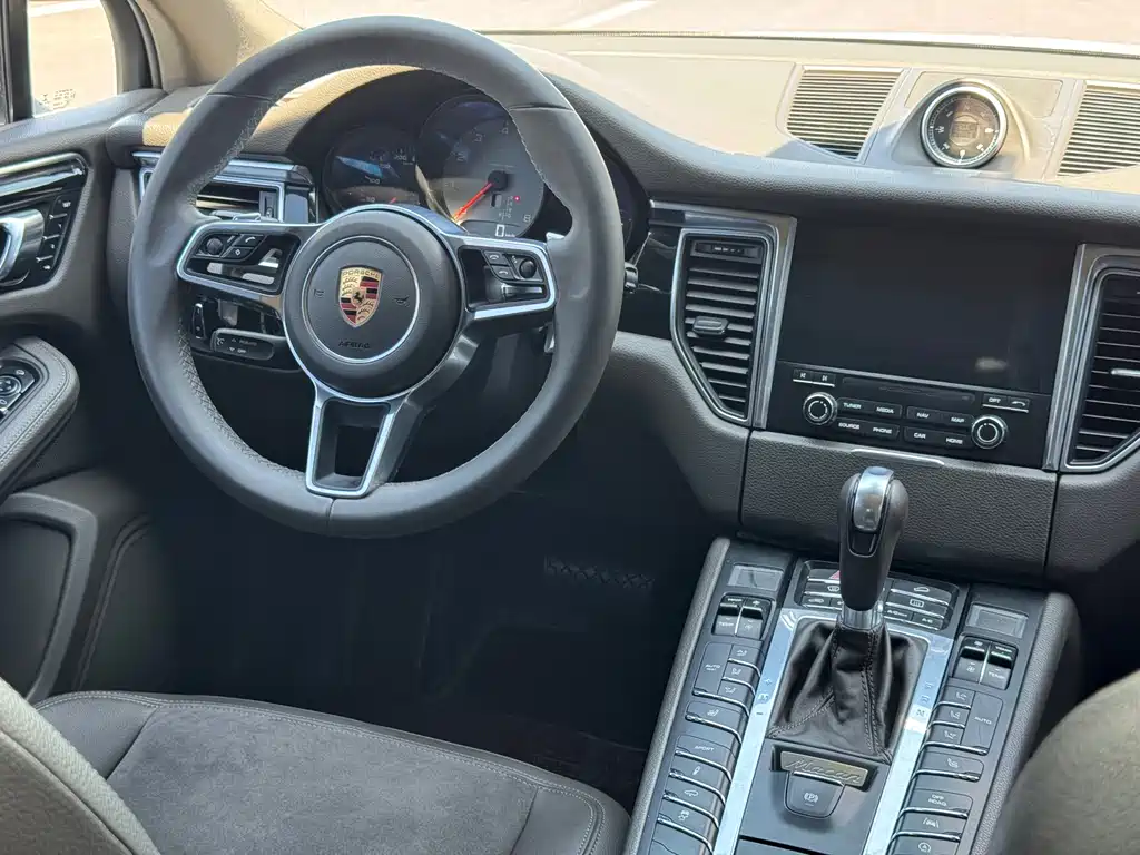 Porsche Macan 2017 — фото 14