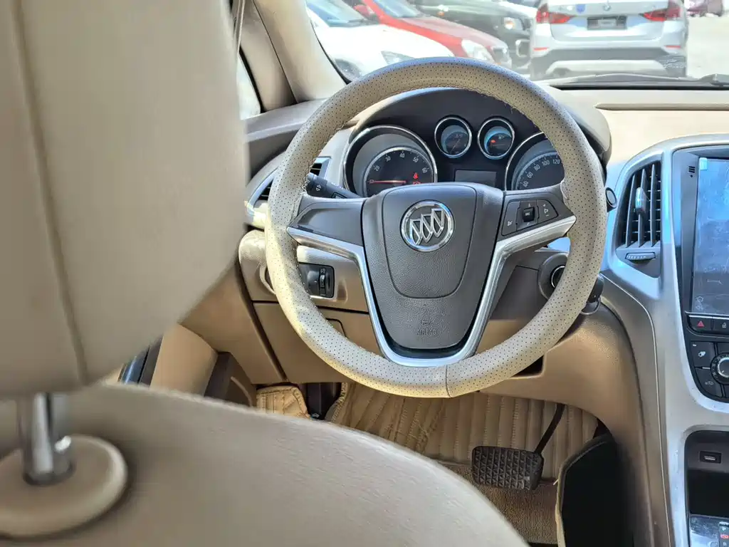 Buick Excelle 2014 — фото 9
