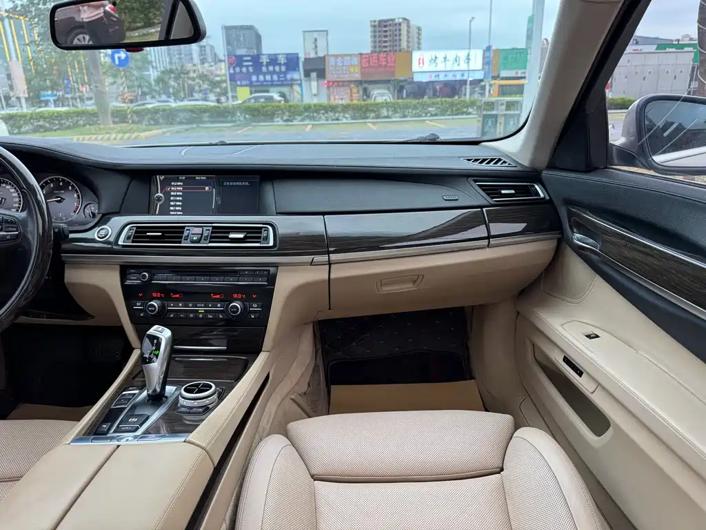 BMW 7 Series 2012 — фото 18