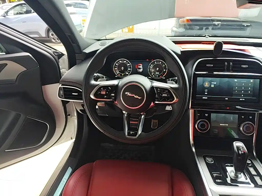 Jaguar XEL 2023 — фото 11