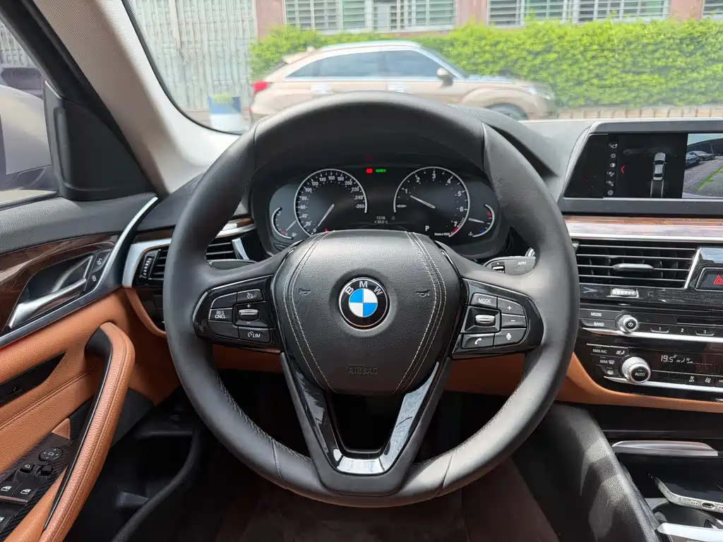 BMW 5 Series 2017 — фото 22