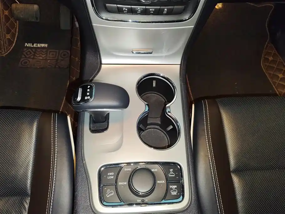 Jeep Grand Cherokee 2016 — фото 15
