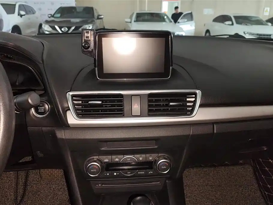 Mazda 3 Axela 2015 — фото 13