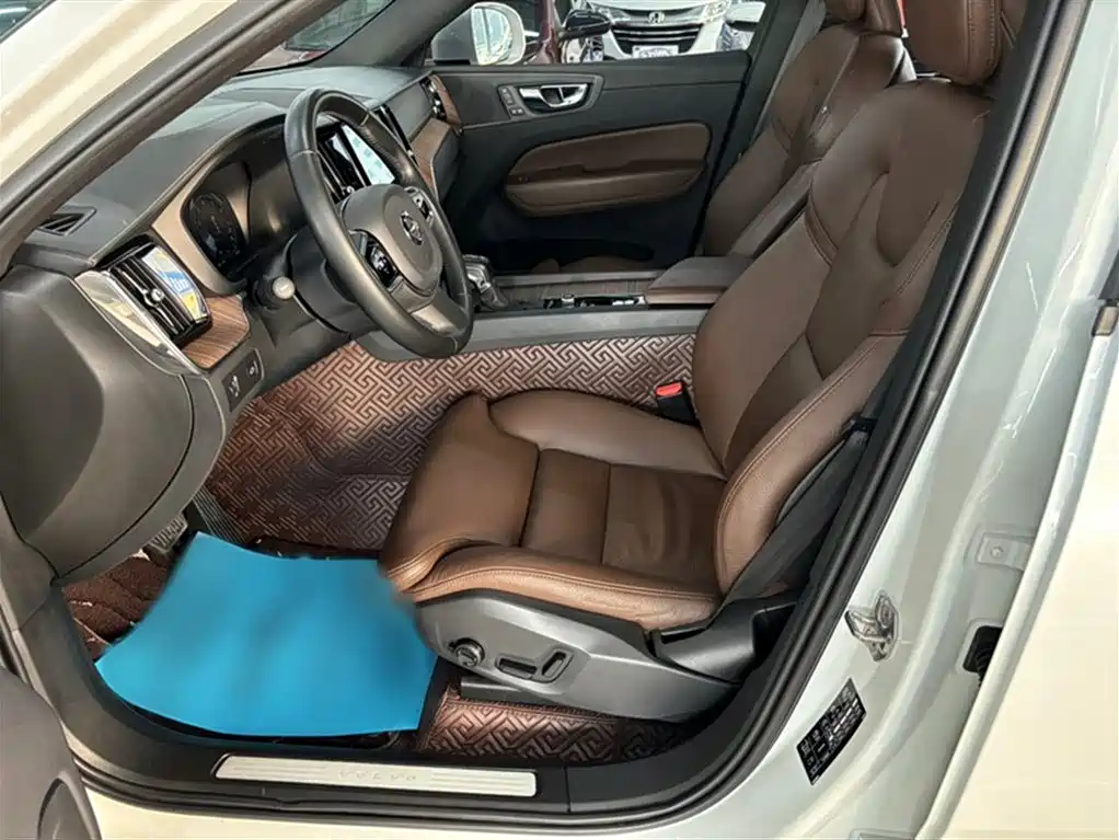 Volvo XC60 2020 — фото 9