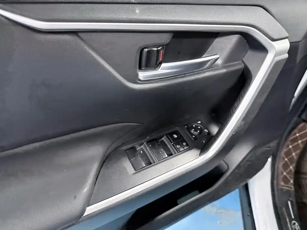 Toyota RAV4 2022 — фото 10