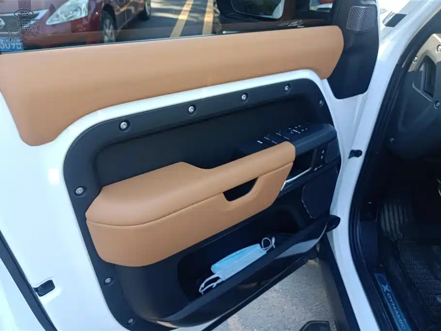 Land Rover Defender 2024