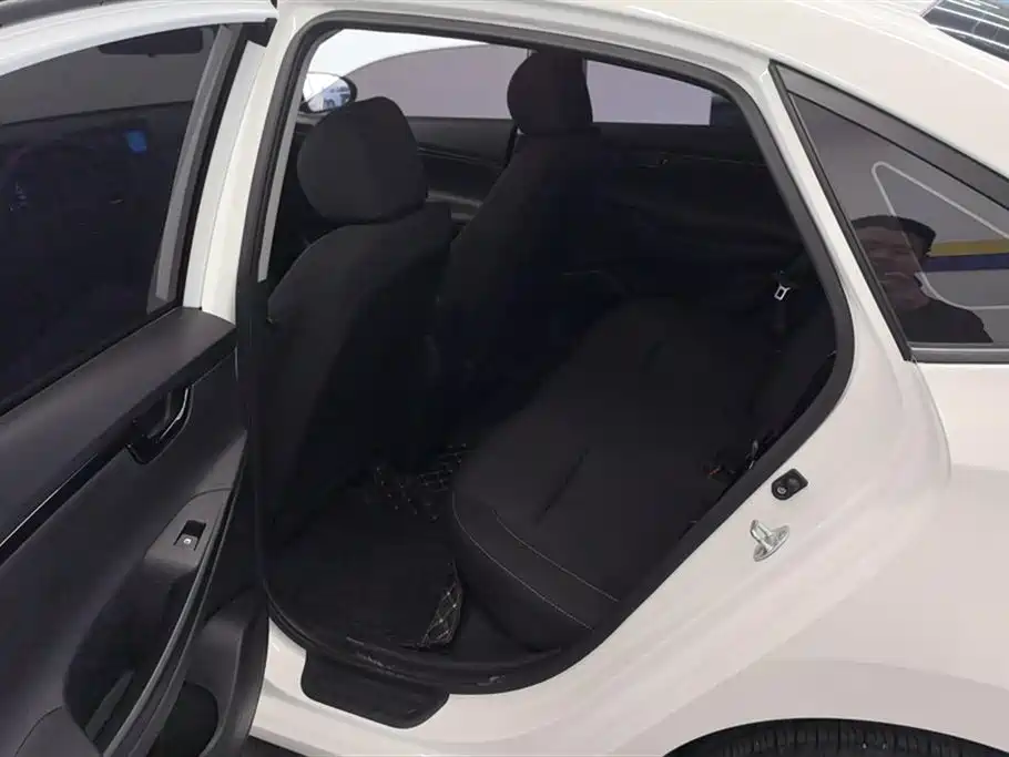 Hyundai Elantra 2023 — фото 11