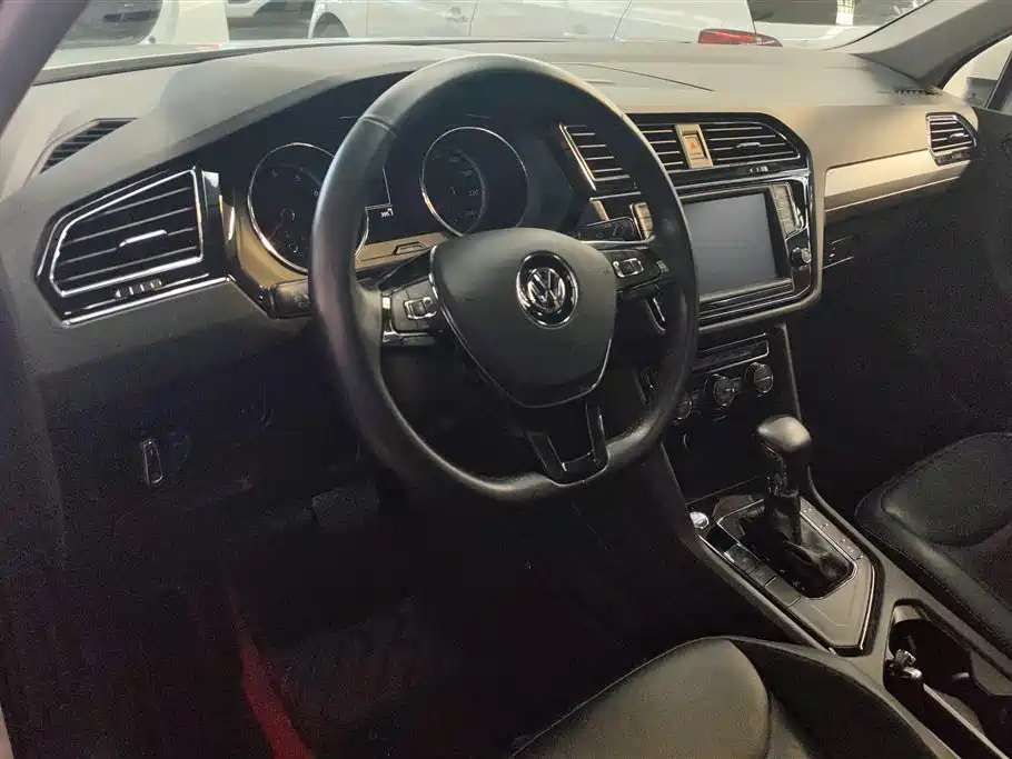 Volkswagen Tiguan L 2018 — фото 12