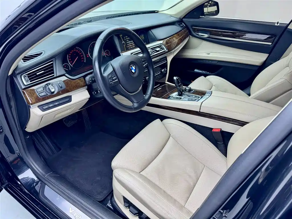 BMW 7 Series 2011 — фото 18