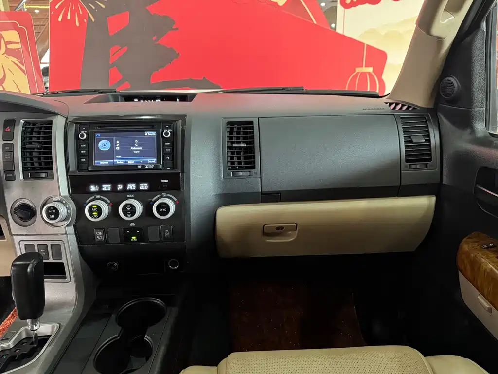 Toyota Sequoia 2016 — фото 11