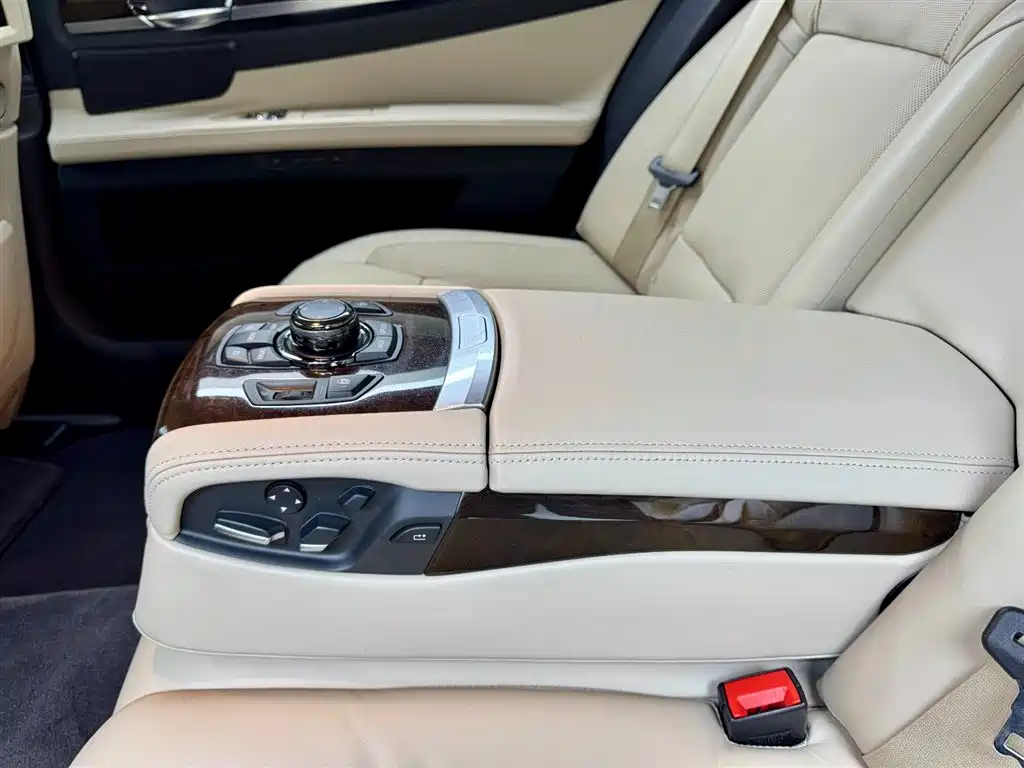 BMW 7 Series 2011 — фото 22