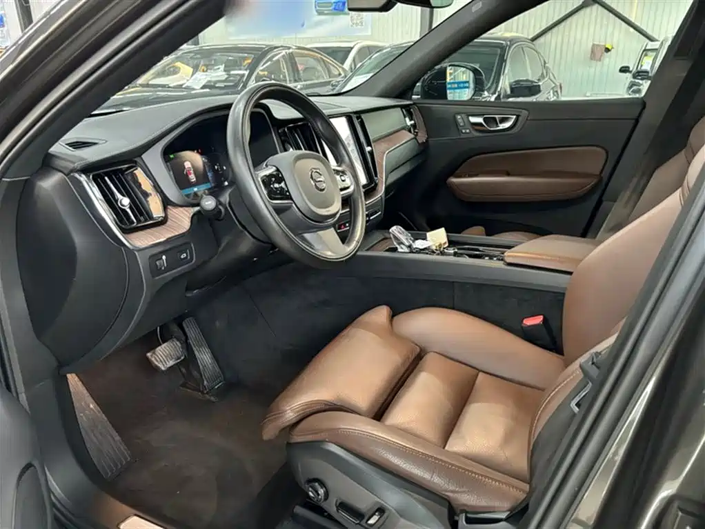 Volvo XC60 2022 — фото 9