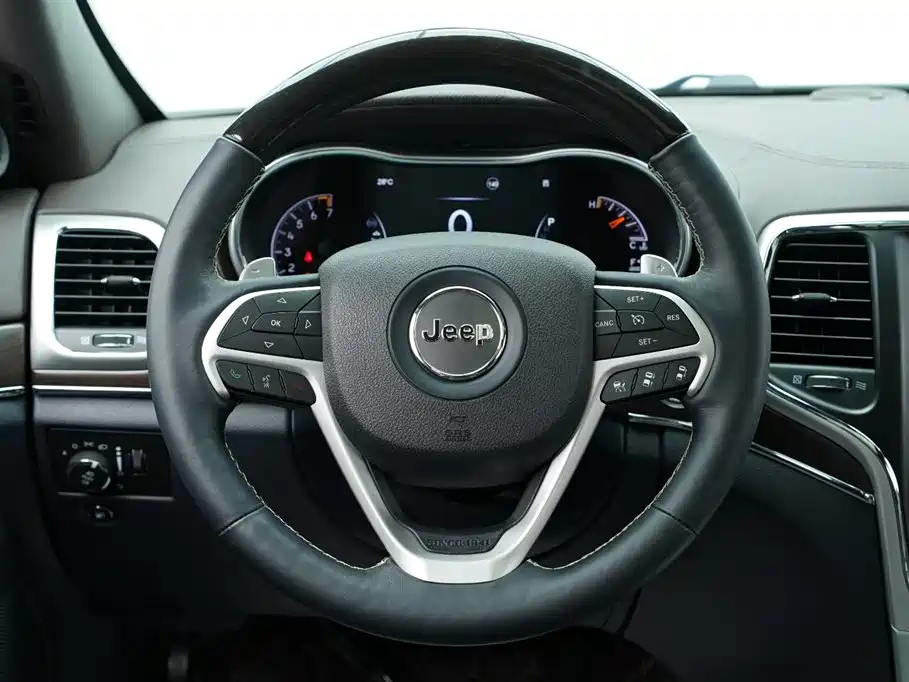 Jeep Grand Cherokee 2015 — фото 16