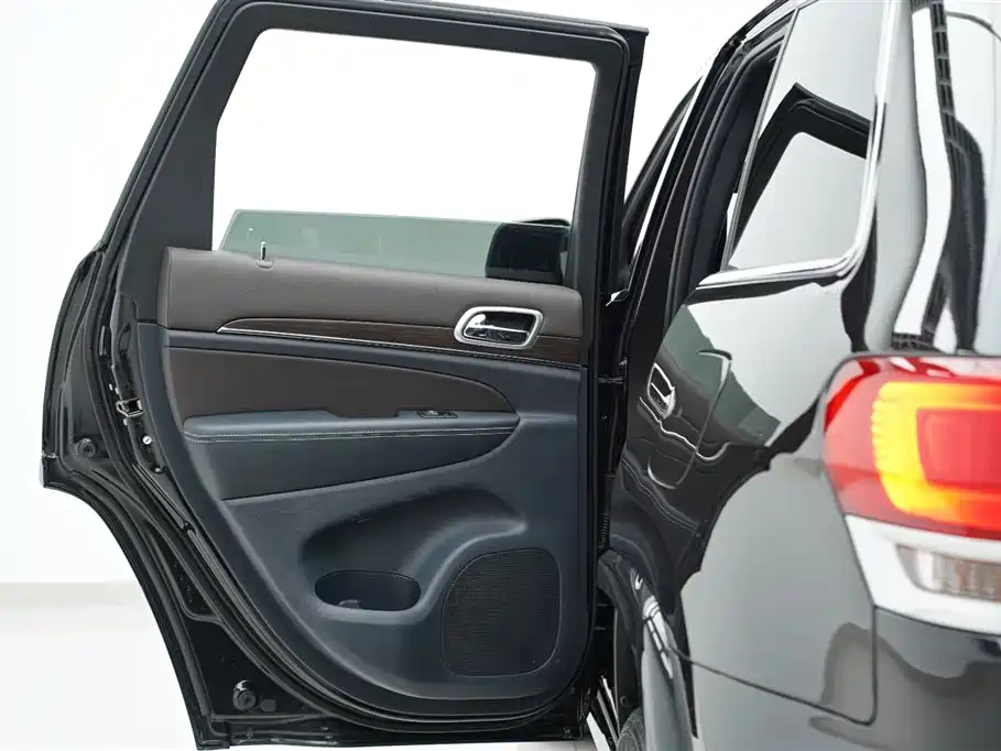 Jeep Grand Cherokee 2015 — фото 11