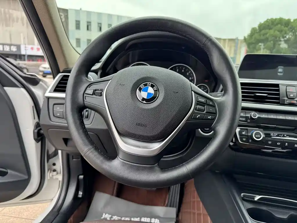 BMW 3 Series 2018 — фото 34