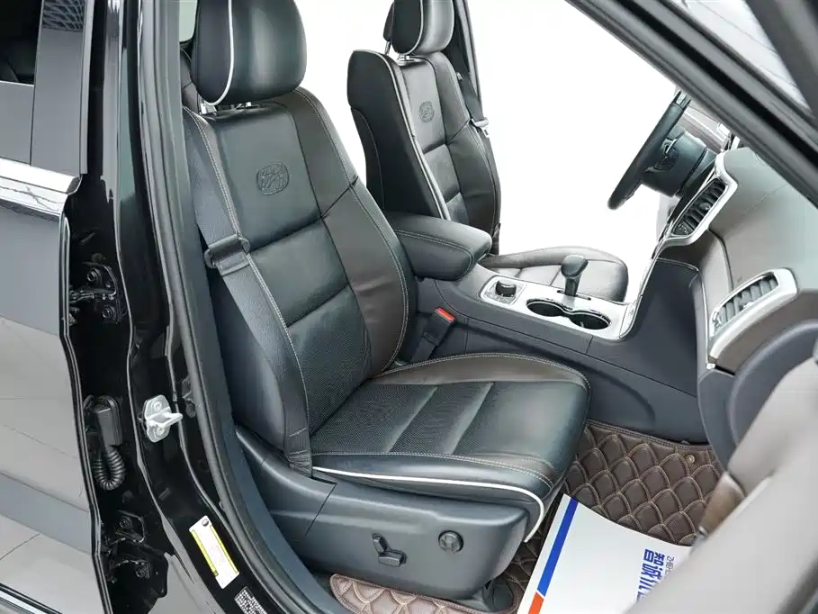 Jeep Grand Cherokee 2015 — фото 28