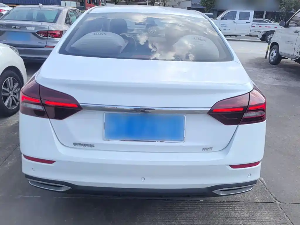 Geely Emgrand 2021
