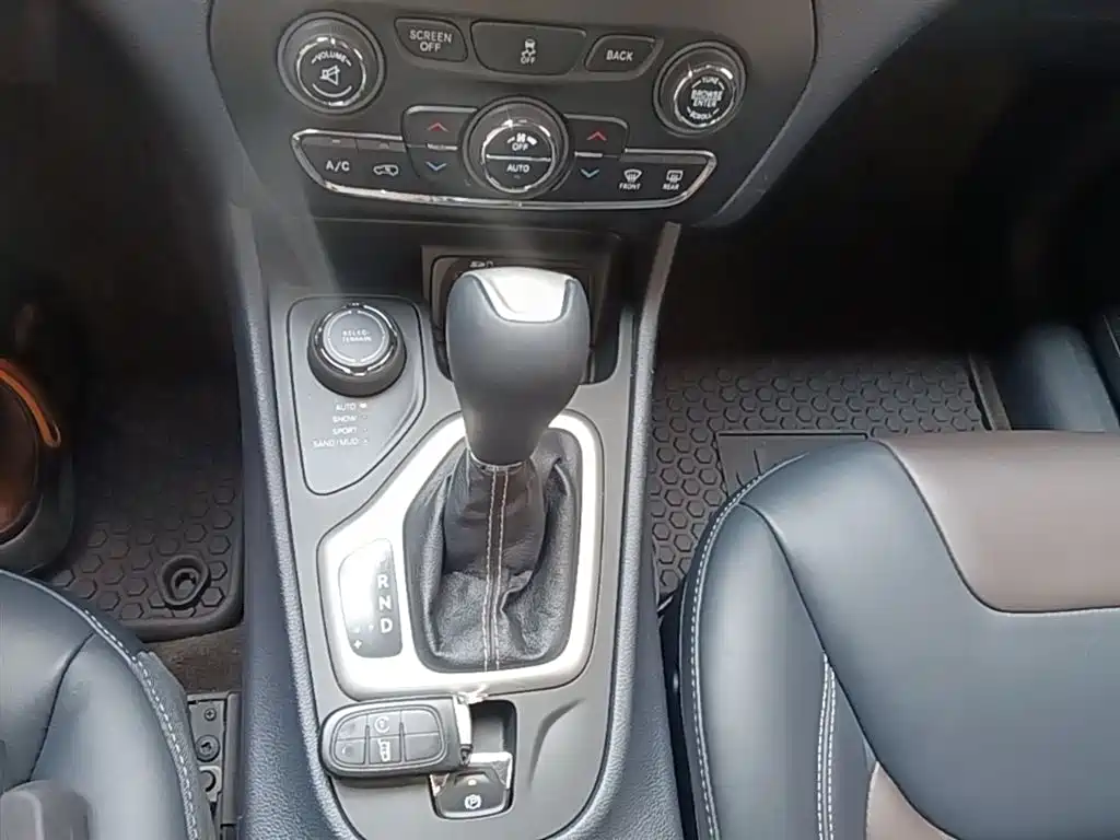 Jeep Cherokee 2015 — фото 14