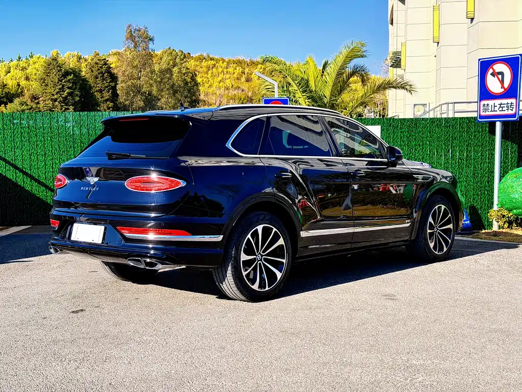Bentley Bentayga 2021 — фото 14