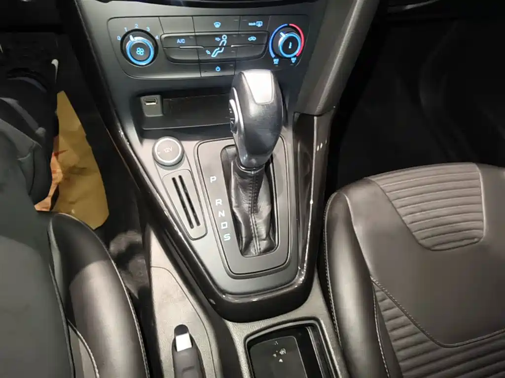 Ford Focus 2019 — фото 14