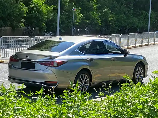 Lexus ES 2021