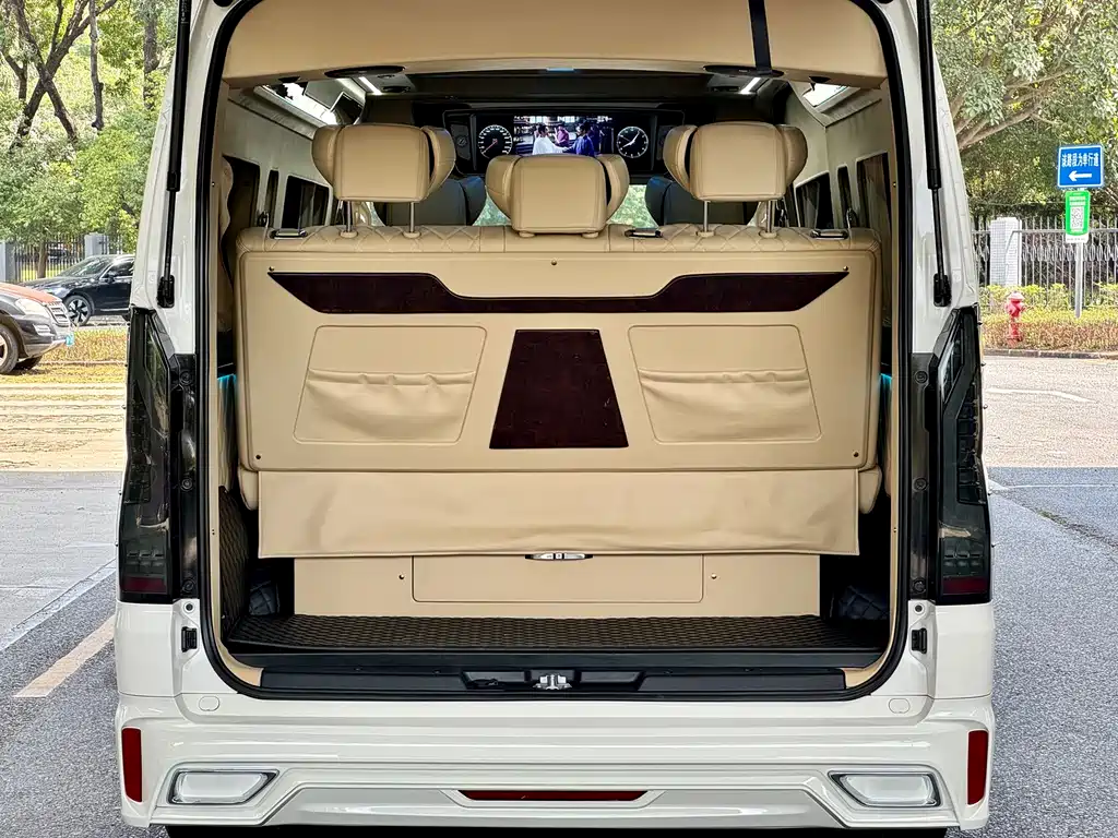 Toyota Hiace 2022 — фото 14