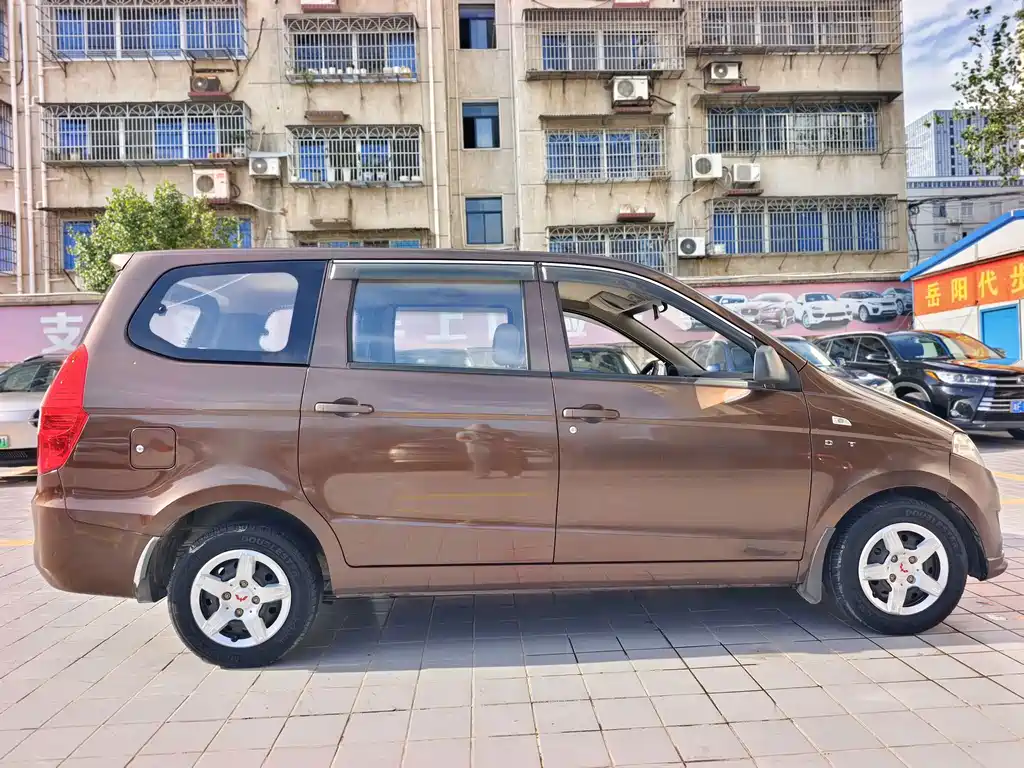 Wuling Hongguang 2015