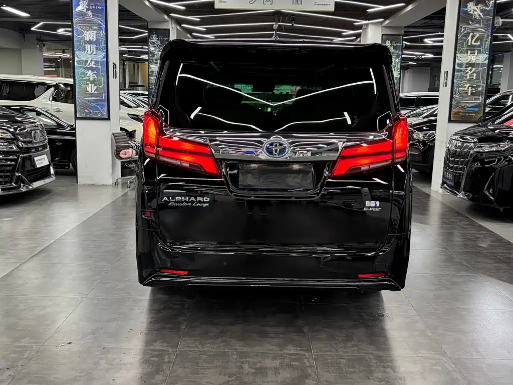 Toyota Alphard 2023 — фото 17