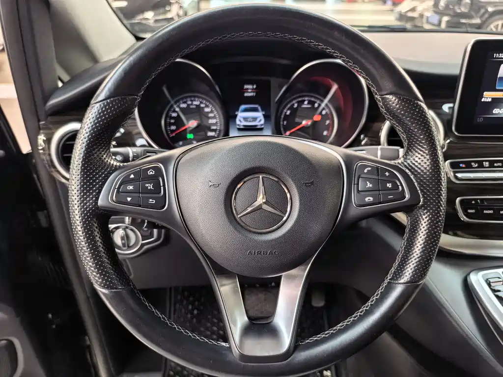 Mercedes-Benz V-Class 2018 — фото 13