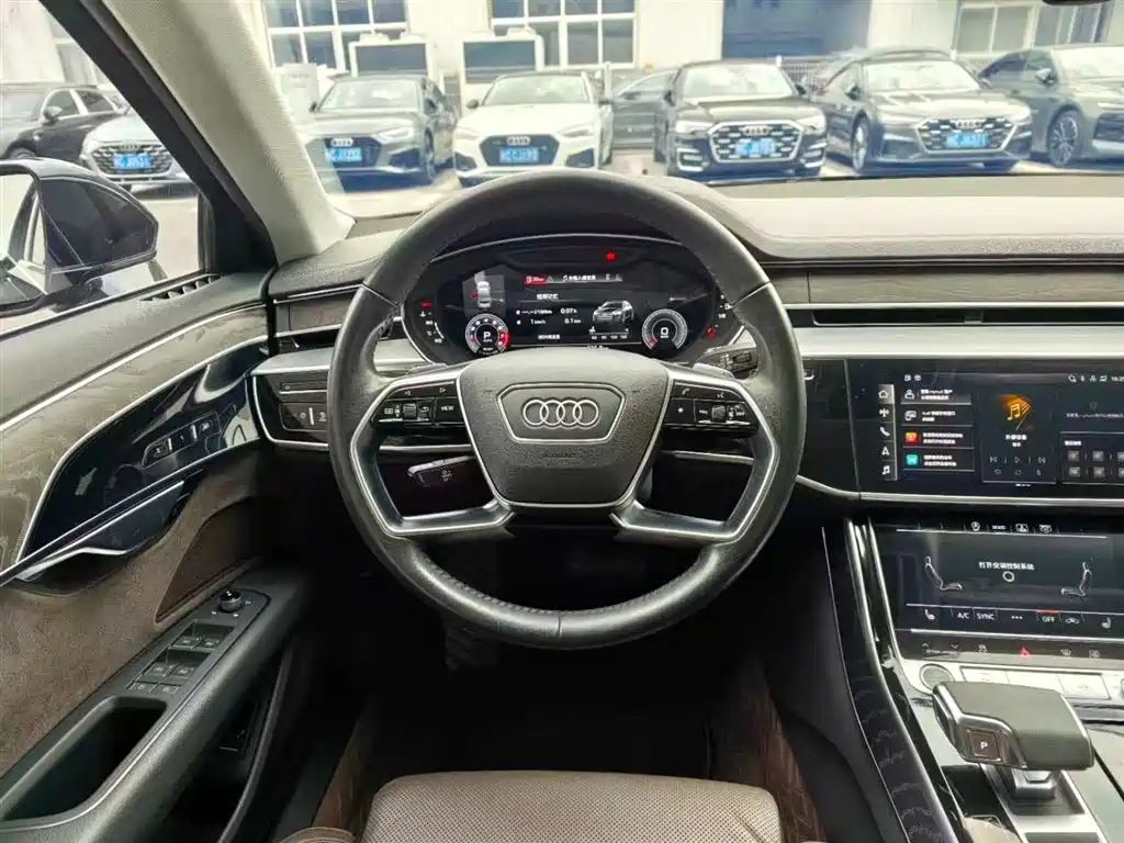 Audi A8 2021 — фото 13