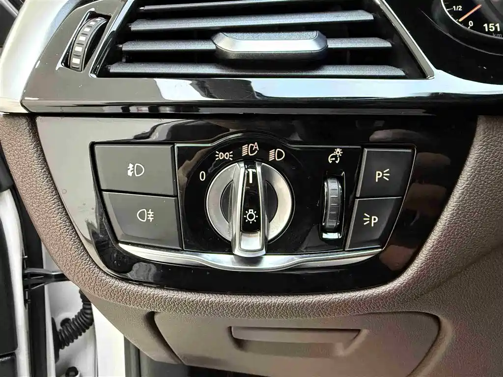 BMW 5 Series 2018 — фото 13