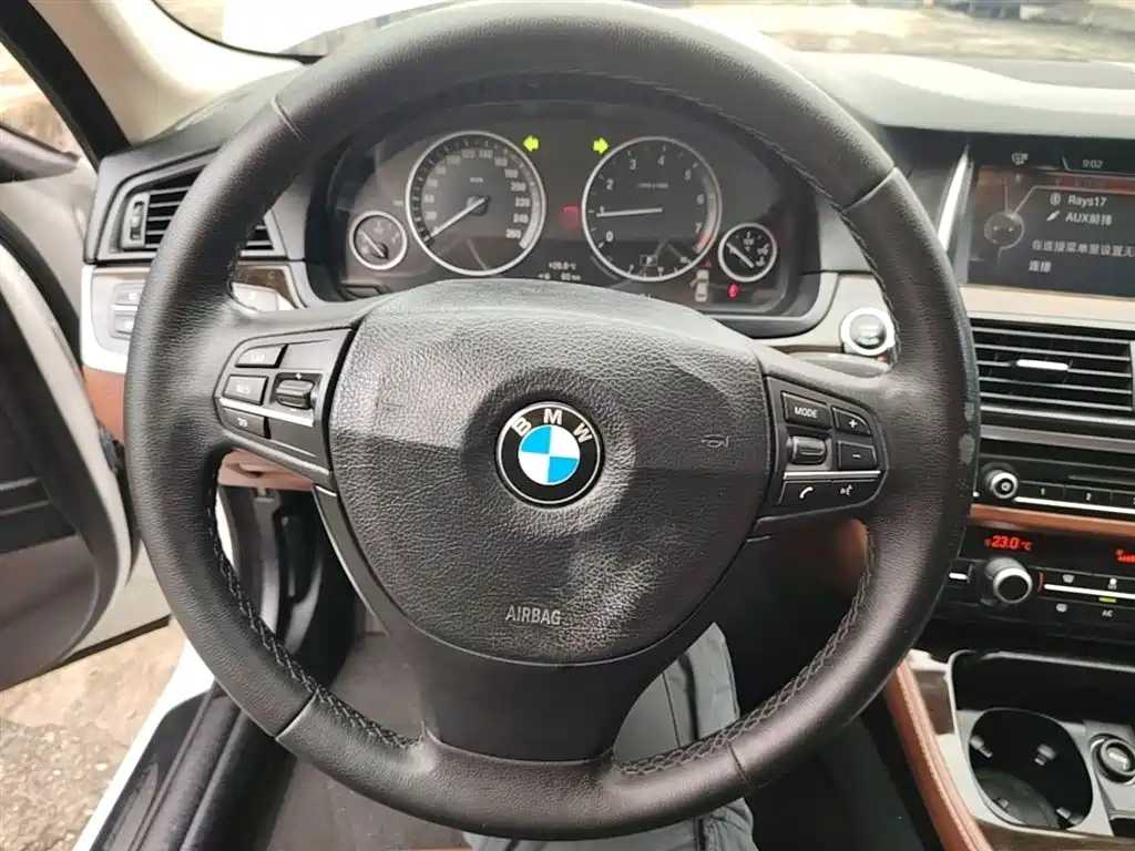 BMW 5 Series 2015 — фото 11