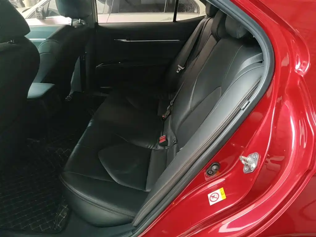 Toyota Camry 2018 — фото 17