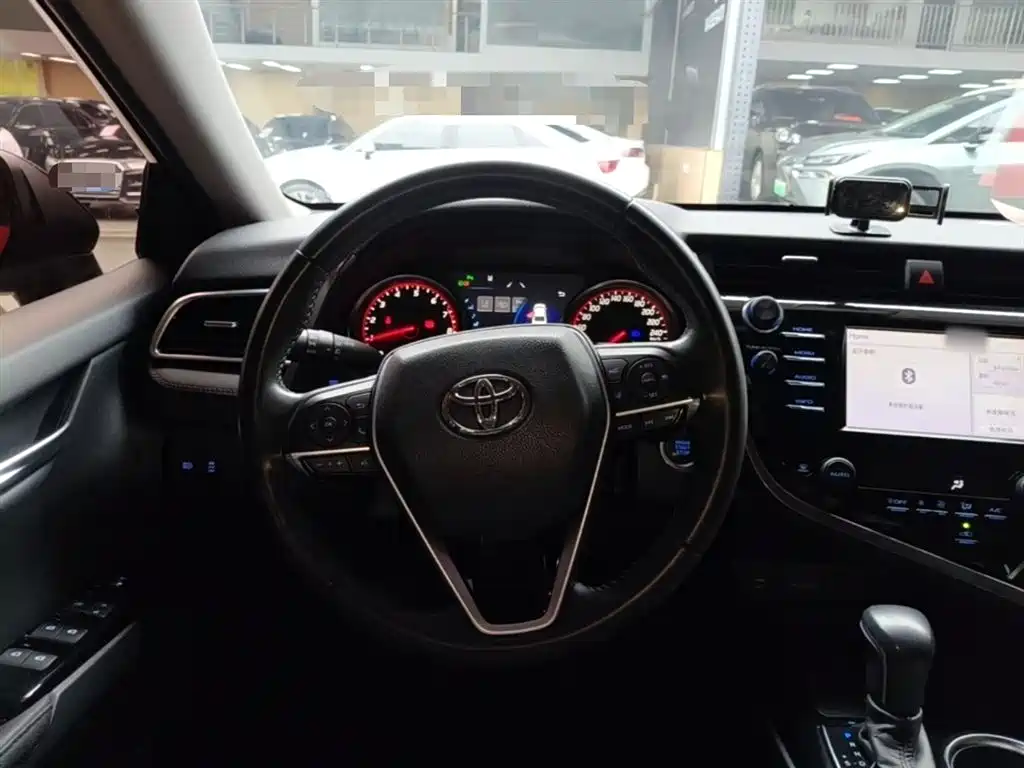 Toyota Camry 2018 — фото 11