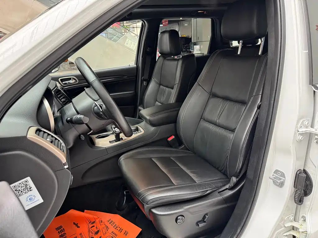 Jeep Grand Cherokee 2016 — фото 13