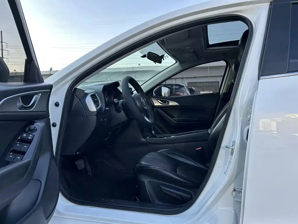 Mazda 3 Axela 2019 — фото 14
