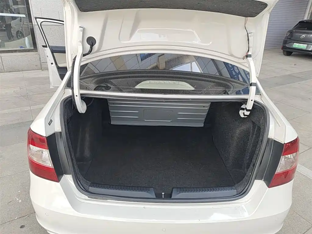 Skoda Rapid 2014 — фото 19