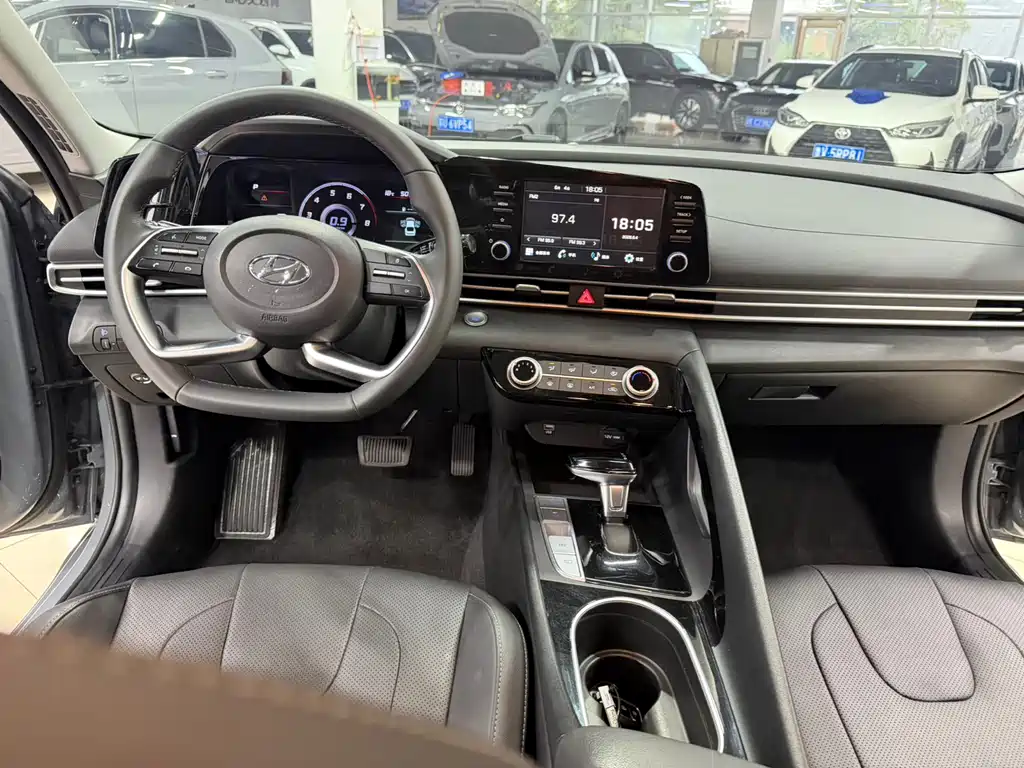 Hyundai Elantra 2023 — фото 17
