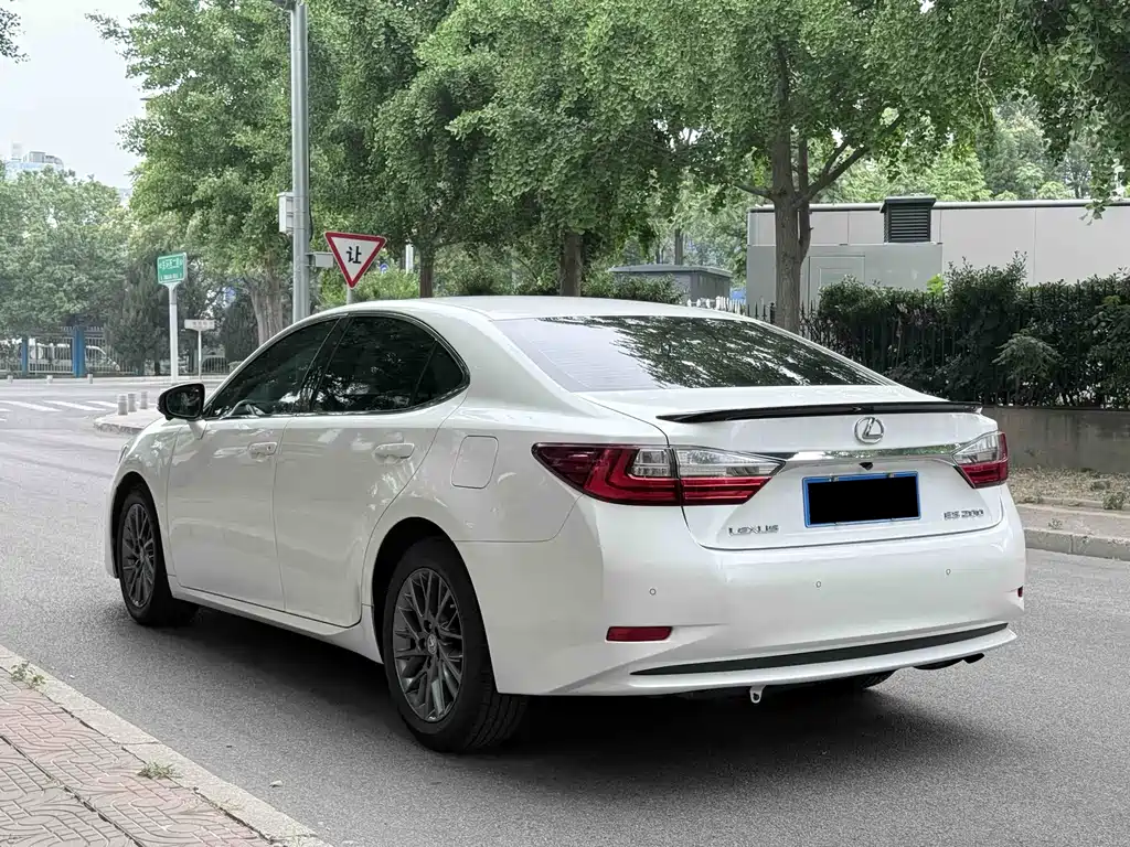 Lexus ES 2017 — фото 19