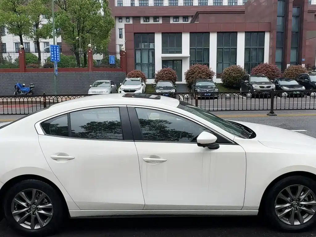 Mazda 3 Axela 2020 — фото 10