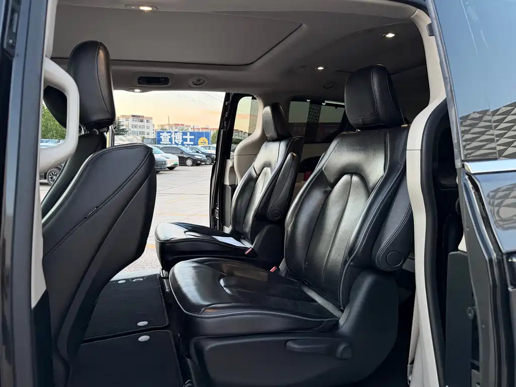 Chrysler Grand Voyager 2018 — фото 11
