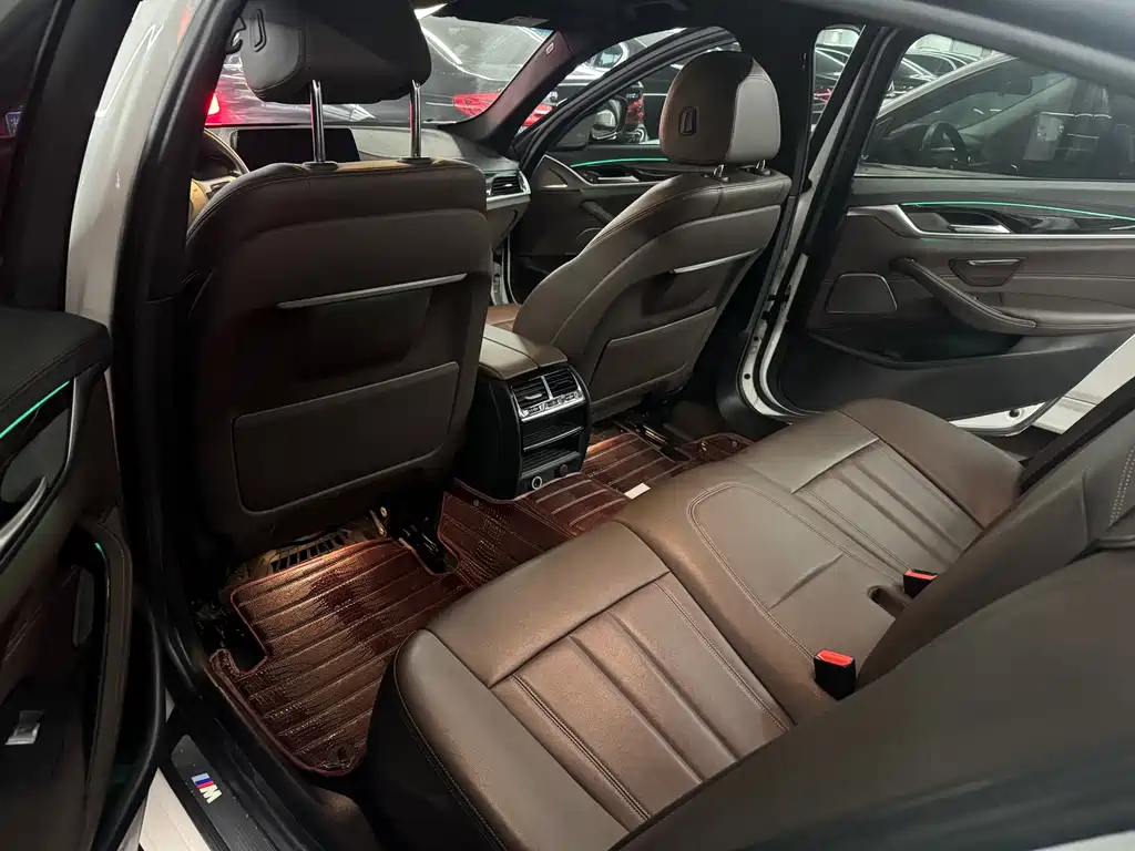 BMW 5 Series 2019 — фото 11
