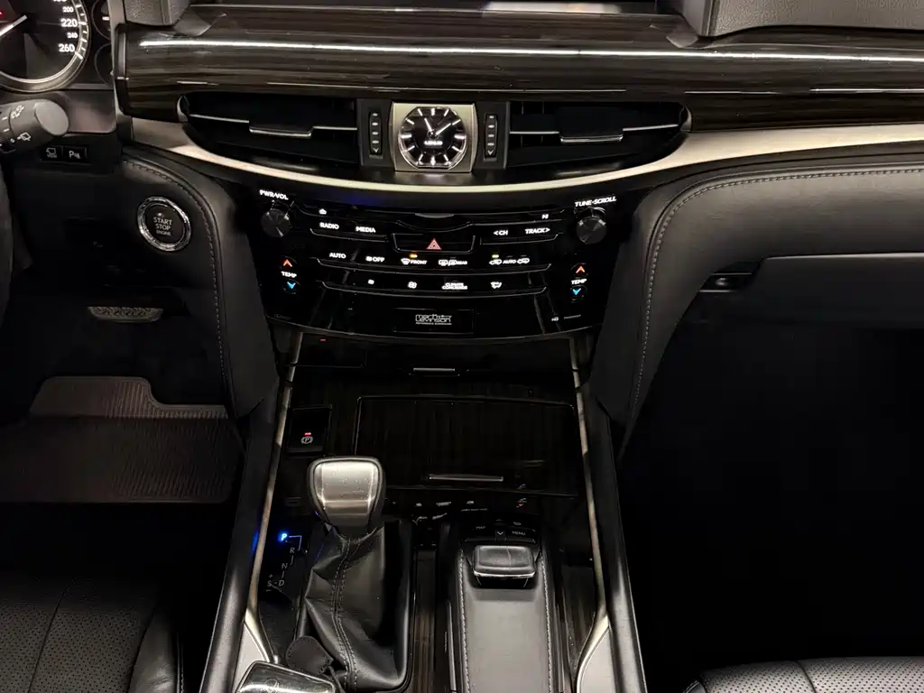 Lexus LX 2018 — фото 12