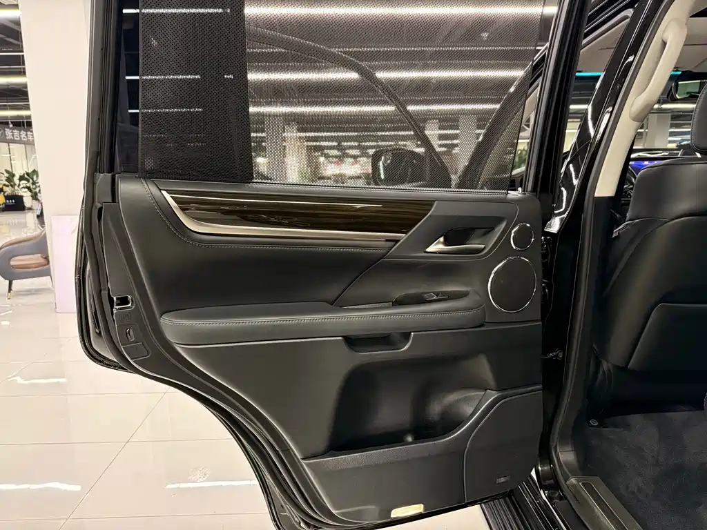 Lexus LX 2018 — фото 19