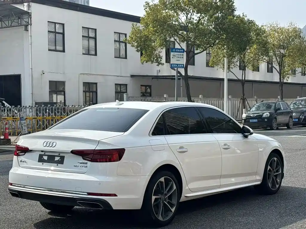 Audi A4L 2019 — фото 9