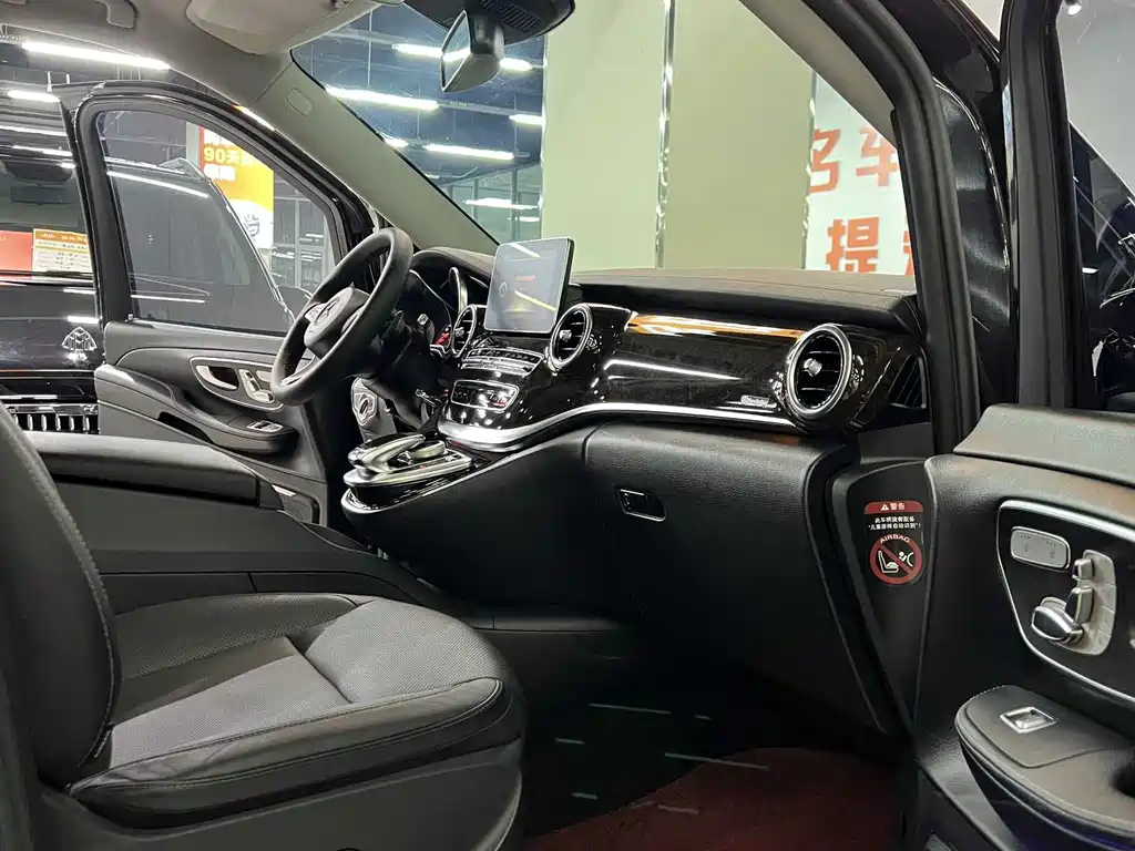 Mercedes-Benz V-Class 2018 — фото 19