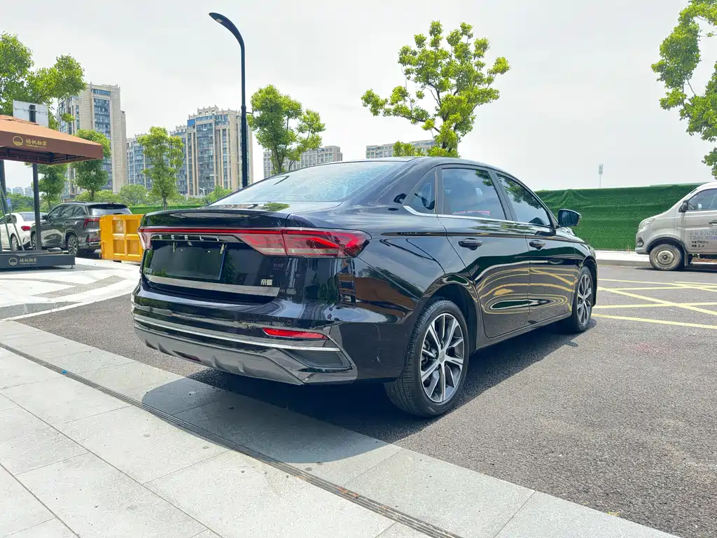 Geely Emgrand 2021
